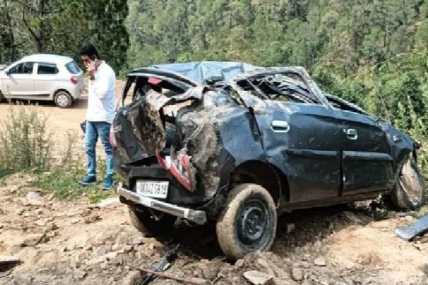 अल्मोड़ा में खाई में गिरी आल्टो, 4 लोगों की मौके पर ही मौत, 2 गंभीर