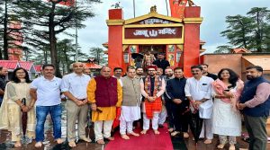 अनुराग ठाकुर ने जाखू मंदिर में किए हनुमान जी के दर्शन, बोले- आज दुनिया भारत की ओर उम्मीद लगाए देख रही
