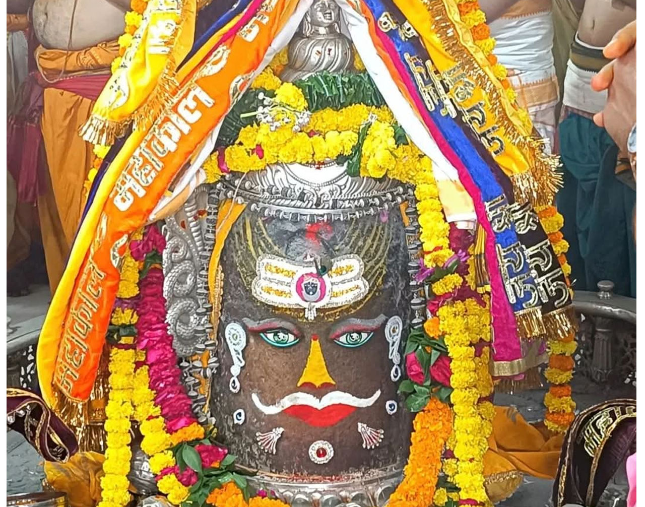 बाबा महाकाल का राजा स्वरूप में किया गया शृंगार, भस्म आरती में शामिल हुए हजारों श्रद्धालु