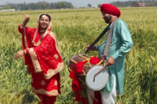 यहां उम्र सिर्फ एक संख्या, भांगड़ा में उत्साह दिखा रहीं दादियां-नानियां