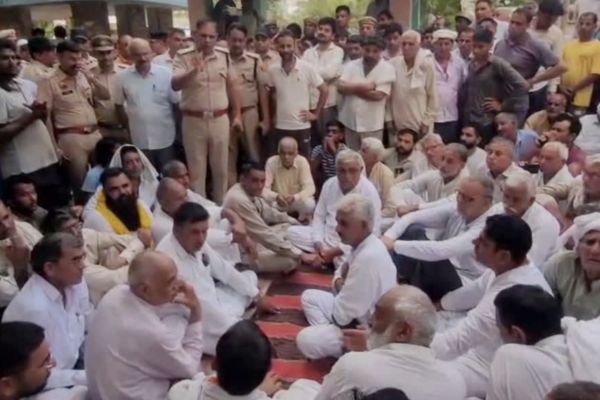 आमरण अनशन से उठे मनीषा के पिता, जानें क्यों रोने लगीं महिलाएं