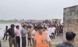 सुबह खेत में खेलते समय 4 साल का बच्चा 220 फुट गहरे बोरवेल में गिरा, बचाव अभियान लगातार जारी, देखें वीडियो