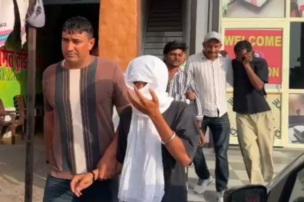 होटल की आड़ में चल रहा था धंधा, ग्राहक बनकर पुलिस ने पकड़े 4 महिला समेत 7