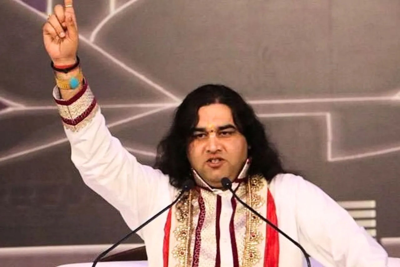 कथावाचक देवकीनंदन ठाकुर ने रात में विवाह की परंपरा पर उठाए सवाल, मंदिरों के लिए ‘सनातन बोर्ड’ बनाने की मांग