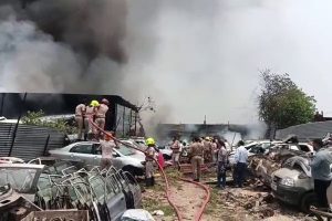चंडीगढ़ के डड्डूमाजरा मोटर मार्केट में भीषण आग, दुकानें जलकर राख