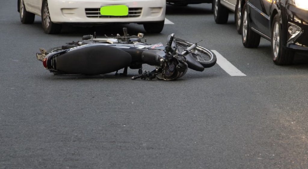 geeta colony flyover bike accident