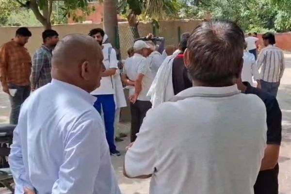 स्कॉर्पियो ने स्कूटी सवार तीन दोस्तों को कुचला, परिजन बोले- ये हादसा नहीं हत्या !