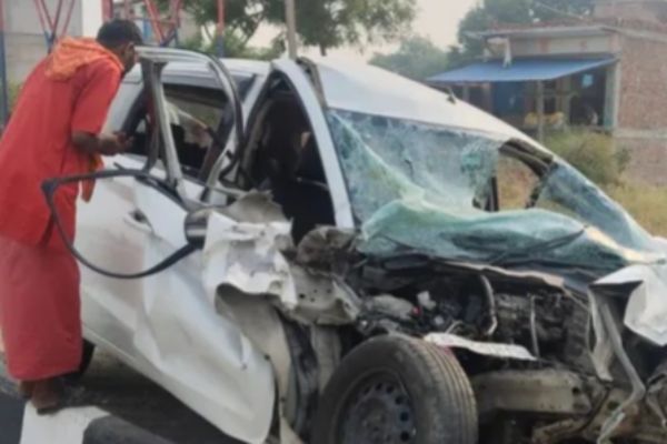 आधी रात को दो वाहनों की टक्कर, चार लोगों की मौत