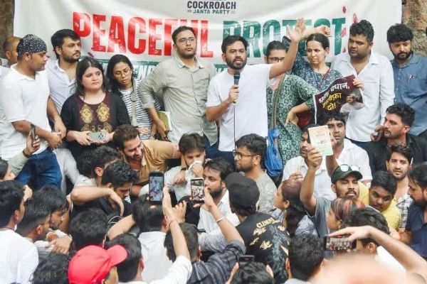 ‘कॉकरोच की मां’ सस्पेंड, CJP के प्रदर्शन में हुई थी शामिल