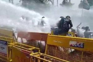 युवा कांग्रेस का प्रदर्शन : पुलिस ने छोड़ी पानी की बौछारें, घेरना था सीएम आवास