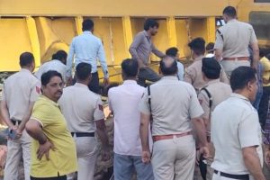 संतुलन बिगड़ने से क्रेन पलटी, एयरपोर्ट फ्लाईओवर निर्माण स्थल पर मजदूर दबे