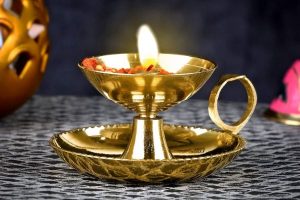 कौन सा दीपक जलाने से चमकेगी किस्मत, क्या है सरसों, तिल और घी के दीये का रहस्य