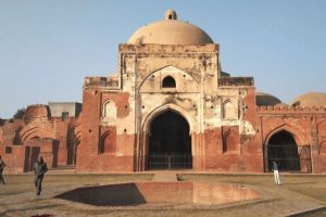 किला क्षेत्र में धंस रही जमीन, गलियां हो रहीं खोखली, कई घरों में दरारें