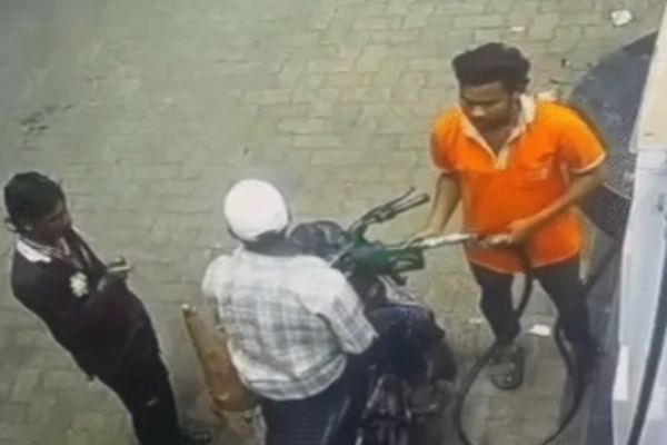 पेट्रोल पंप पर सिगरेट पीने से रोका तो युवक ने कर डाला ये…!