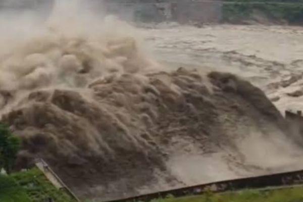 उत्तर बंगाल में बारिश का कहर: भूस्खलन से सड़कें बंद, दुड़िया पुल ढहा