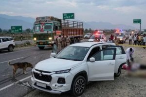 जा रहे थे खाटू श्याम, कार से नीचे उतरे तीनों को ट्रक ने कुचला