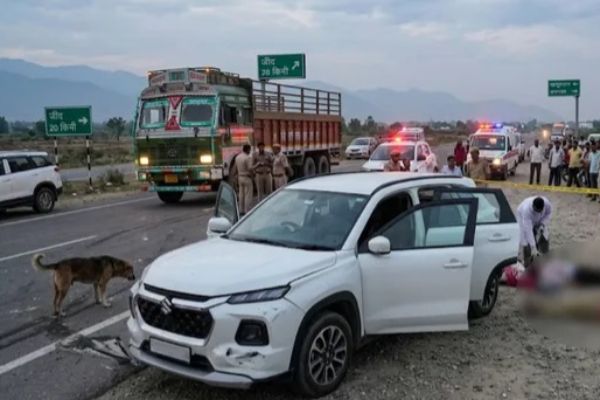 जा रहे थे खाटू श्याम, कार से नीचे उतरे तीनों को ट्रक ने कुचला