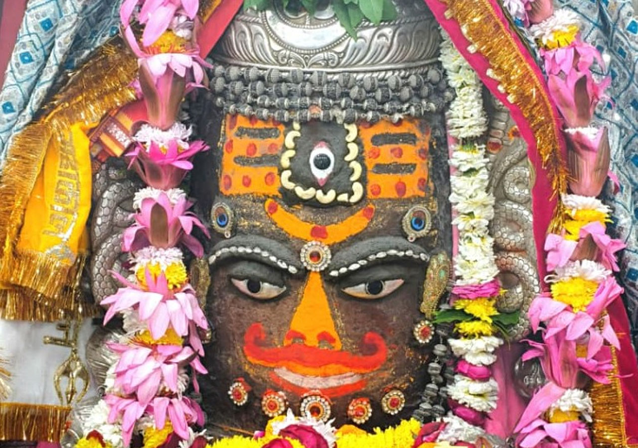 बाबा महाकाल का रजत आभूषण, बेलपत्र और रुद्राक्ष की माला से हुआ भव्य श्रृंगार, देखें वीडियो