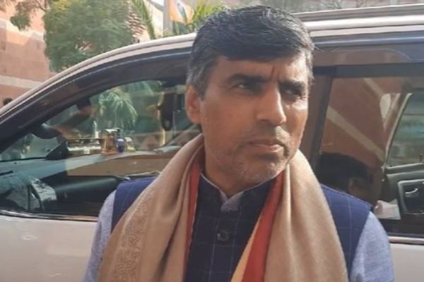 धूल भरी आंधी और बारिश, देखें किस मंत्री के काफिले पर गिरा पोल, 4 घायल