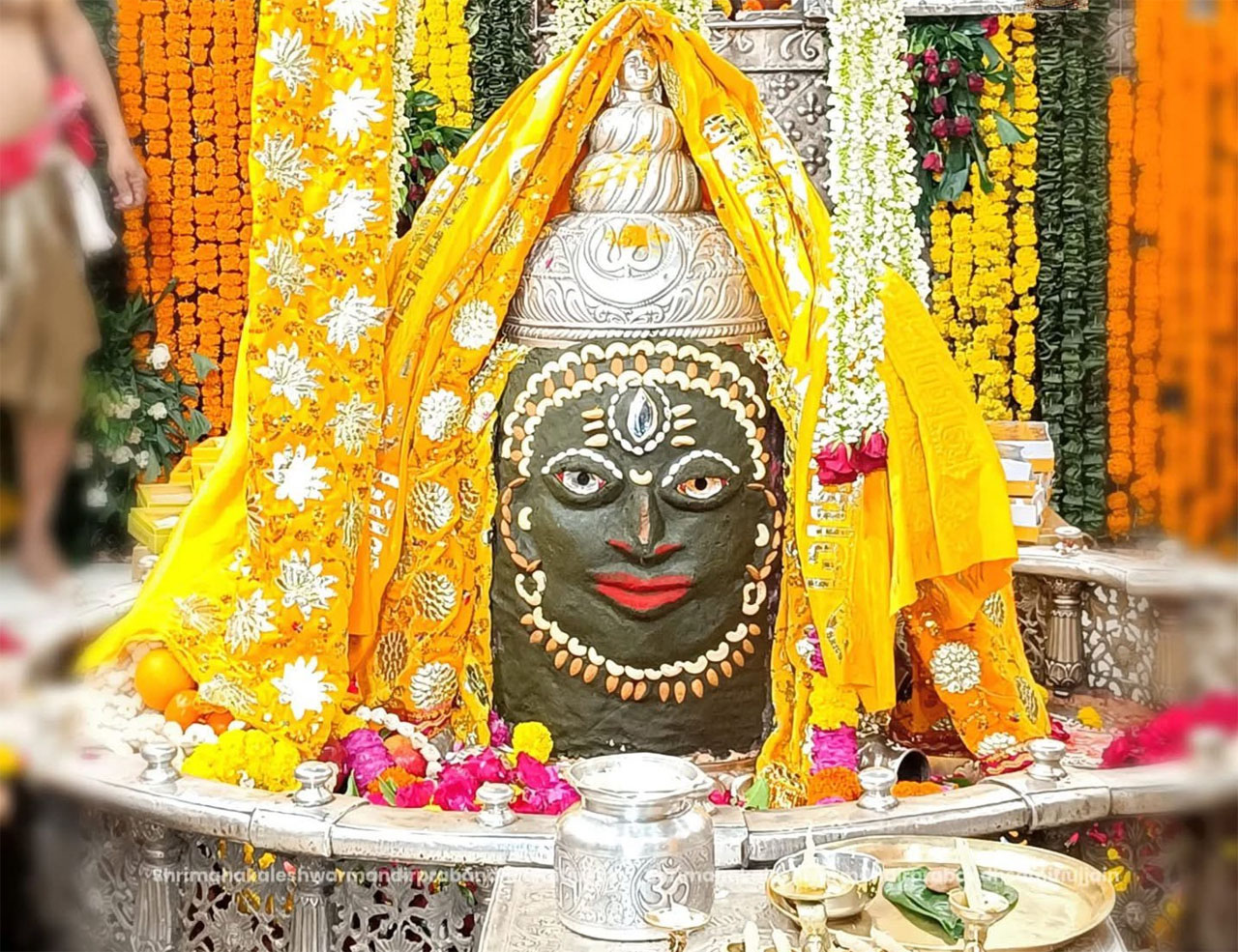 पंचामृत पूजन और आभूषण से बाबा महाकाल का हुआ शृंगार, भव्य भस्म आरती की गई