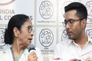 TMC में बड़ा बवाल: बागी गुट ने ममता बनर्जी को अध्यक्ष पद से हटाया, अभिषेक बनर्जी निलंबित