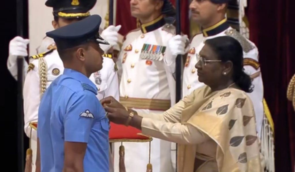 Rashtrapati Bhavan soldiers honoured with gallantry awards