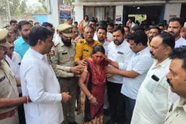 पूर्व महिला सरपंच पिंकी गिरफ्तार, अधिकारी से मारपीट का मामला