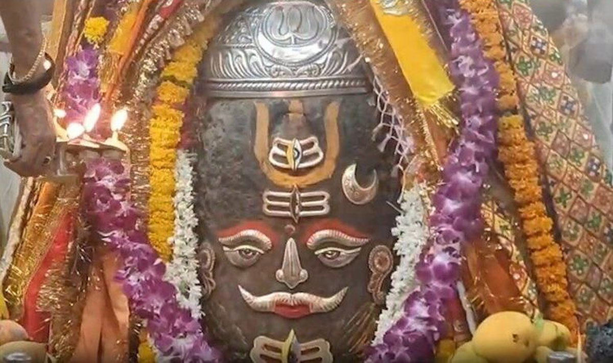 बाबा महाकाल का राजा स्वरूप में हुआ भव्य शृंगार, गूंजे ‘जय श्री महाकाल’ के उद्घोष