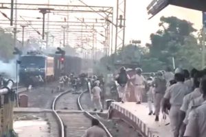 patliputra-station-candidates-create-ruckus-police-fire-tear-gas-shells