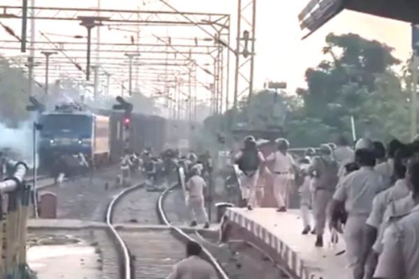 अभ्यर्थियों का पाटलिपुत्र स्टेशन पर हंगामा, ट्रेन में तोड़फोड़, पुलिस ने छोड़े आंसू गैस के गोले
