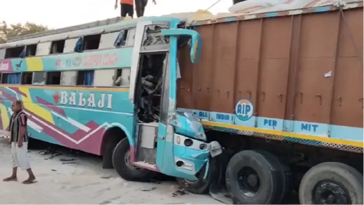 बस और ट्रक की जोरदार टक्कर, 5 लोगों की मौके पर मौत, 26 घायल