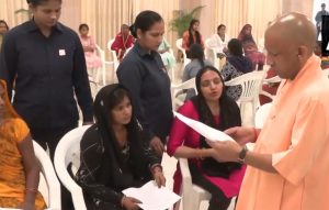 जनता दर्शन में CM YOGI ने सुनीं फरियादें, B.Tech. की इच्छुक छात्रा को दिलाया प्रवेश का भरोसा