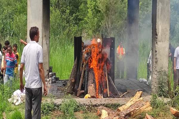 Himachal: पंचतत्व में विलीन हुए मर्चेंट नेवी अफसर आदित्य शर्मा, नम आंखों से दी गई अंतिम विदाई
