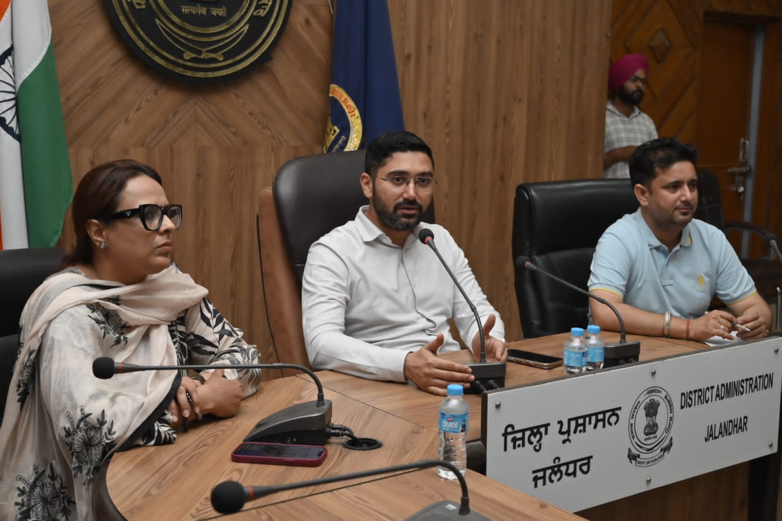 डिप्टी कमिश्नर ने घर-घर सर्वे का सौ फीसदी काम पूरा करने वाले 32 बी.एल.ओ. को किया सम्मानित