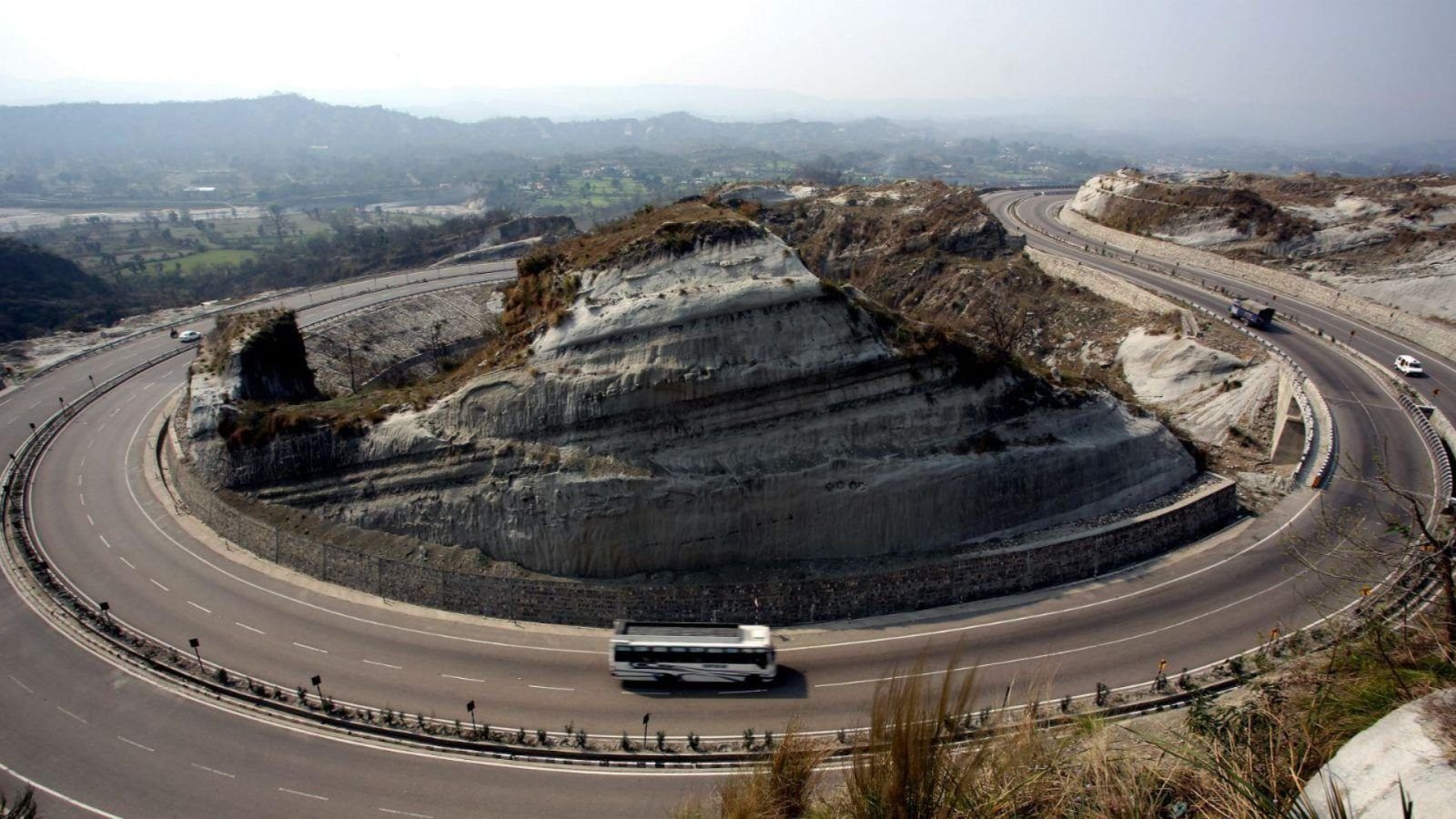 Jammu Kashmir: लैंडस्लाइड से बंद NH-44 फिर से बहाल, गाड़ियों की आवाजाही शुरू
