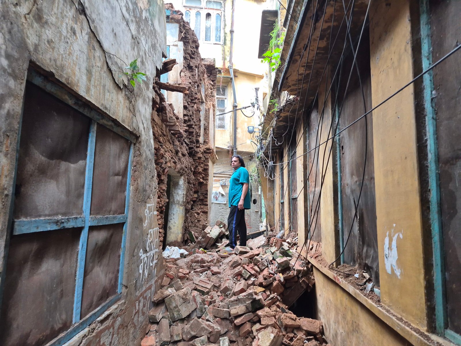 जम्मू में पुरानी इमारत अचानक भरभराकर गिरी, लोगों में बना दहशत का माहौल