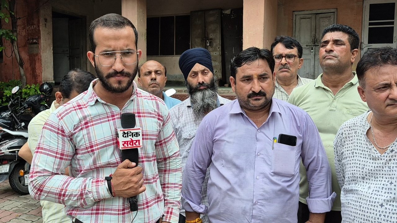 दिहाड़ी मजदूरों के नेता रवि हंस ने रेगुलराइजेशन पर J&K सरकार पर सवाल उठाए, राज्य के दर्जे के विरोध की आलोचना की
