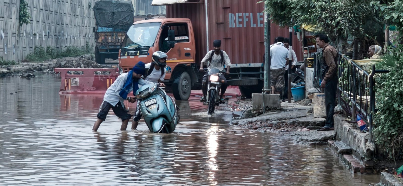 चंद मिनट की बारिश, घंटों की परेशानी…गड्ढों में फंस रहे वाहन