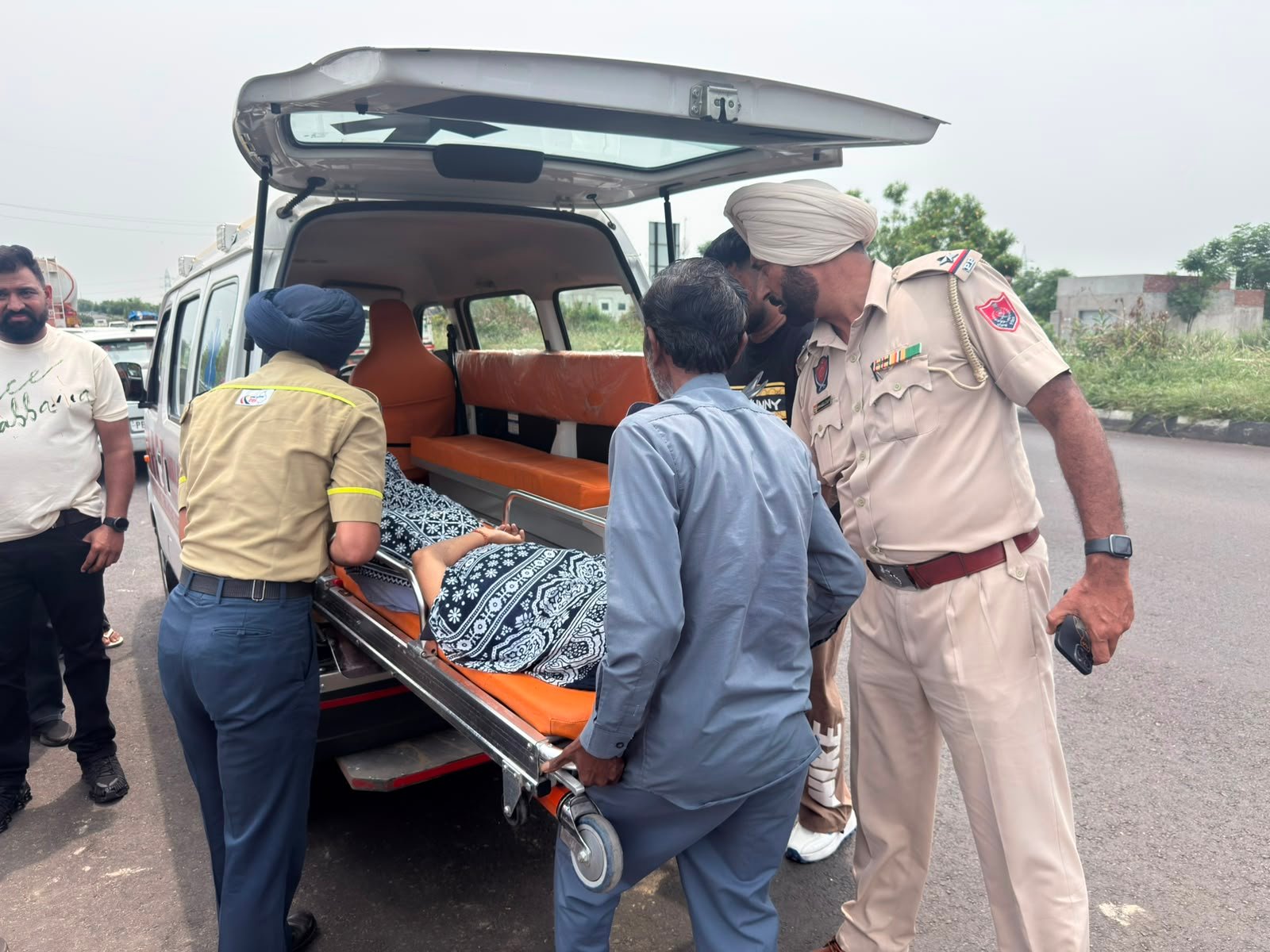 गुराया के पास दर्दनाक सड़क हादसा, ट्रक की टक्कर से मासूम बच्ची की मौत, मां घायल