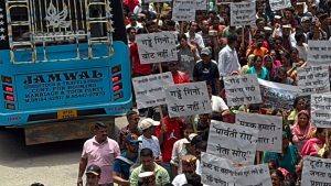 भुंतर मणिकर्ण सड़क की बदहाली पर भड़के ग्रामीण, ढालपुर में किया एक्सियन का घेराव