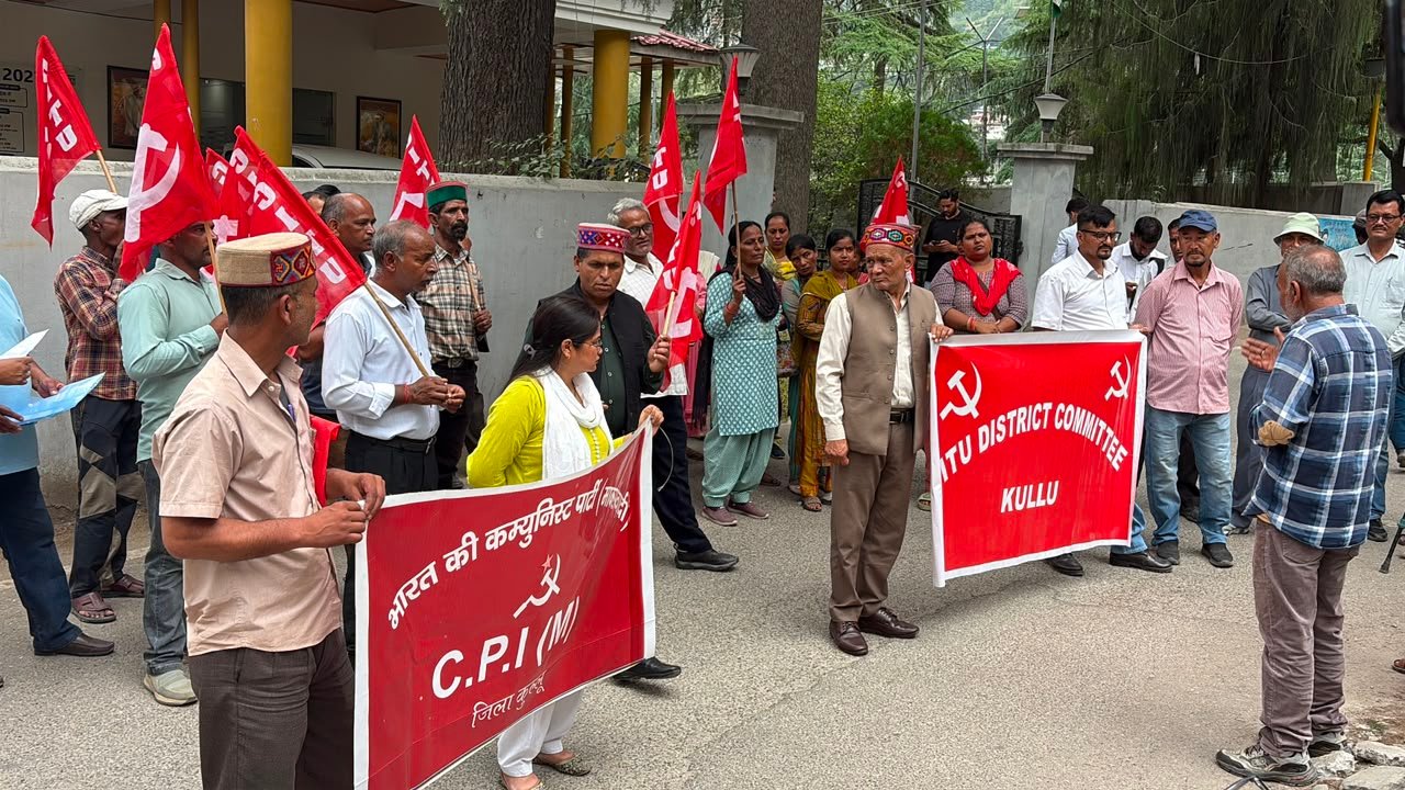सोनम वांगचुक की गिरफ्तारी के विरोध में कुल्लू में प्रदर्शन, डीसी के माध्यम से केंद्र सरकार को भेजा ज्ञापन