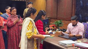 कुल्लू अस्पताल में स्त्री रोग विशेषज्ञ की कमी, गर्भवती महिलाओं को हो रही भारी परेशानी; महिला समिति का जोरदार प्रदर्शन