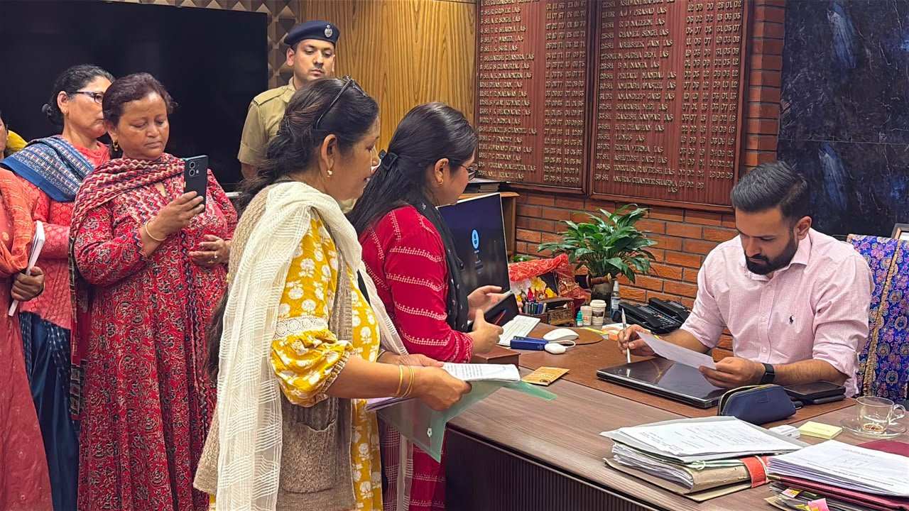 कुल्लू अस्पताल में स्त्री रोग विशेषज्ञ की कमी, गर्भवती महिलाओं को हो रही भारी परेशानी; महिला समिति का जोरदार प्रदर्शन