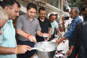सावन के दूसरे सोमवार पर प्रेस क्लब मंडी ने लगाया खीर का भंडारा