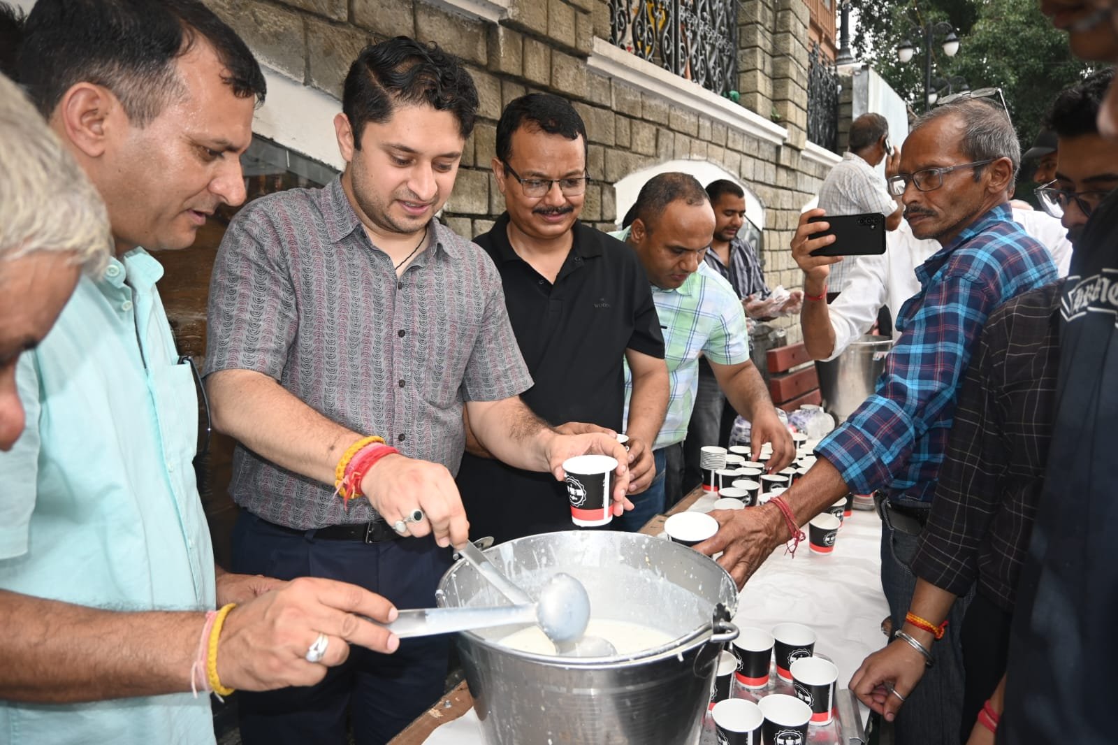 सावन के दूसरे सोमवार पर प्रेस क्लब मंडी ने लगाया खीर का भंडारा