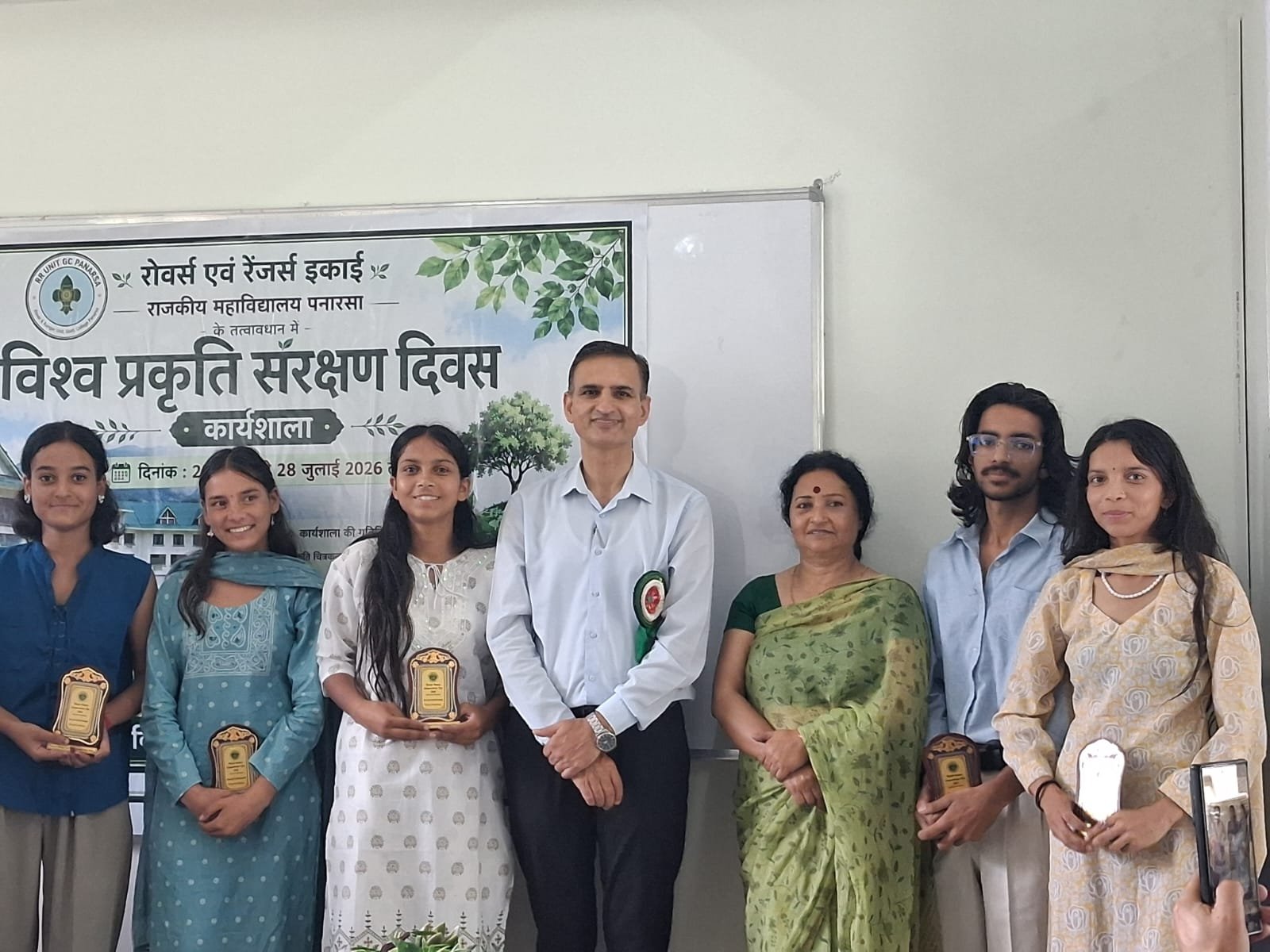 पेंटिंग में नूतन प्रथम, सुहानी द्वितीय और तनमय ने जीता तृतीय स्थान