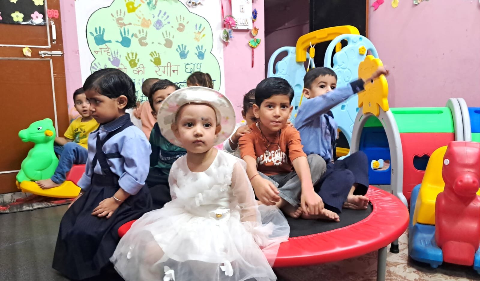 सुक्खू सरकार की कामकाजी माताओं के लिए बड़ी पहल, आंगनबाड़ी-सह-क्रेच केंद्रों से बच्चों को सुरक्षित बचपन