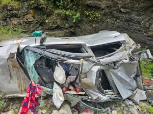 कुल्लू के आनी में पहाड़ी से गिरे बोल्डर की चपेट में आई कार, डॉक्टर और पत्नी की मौत