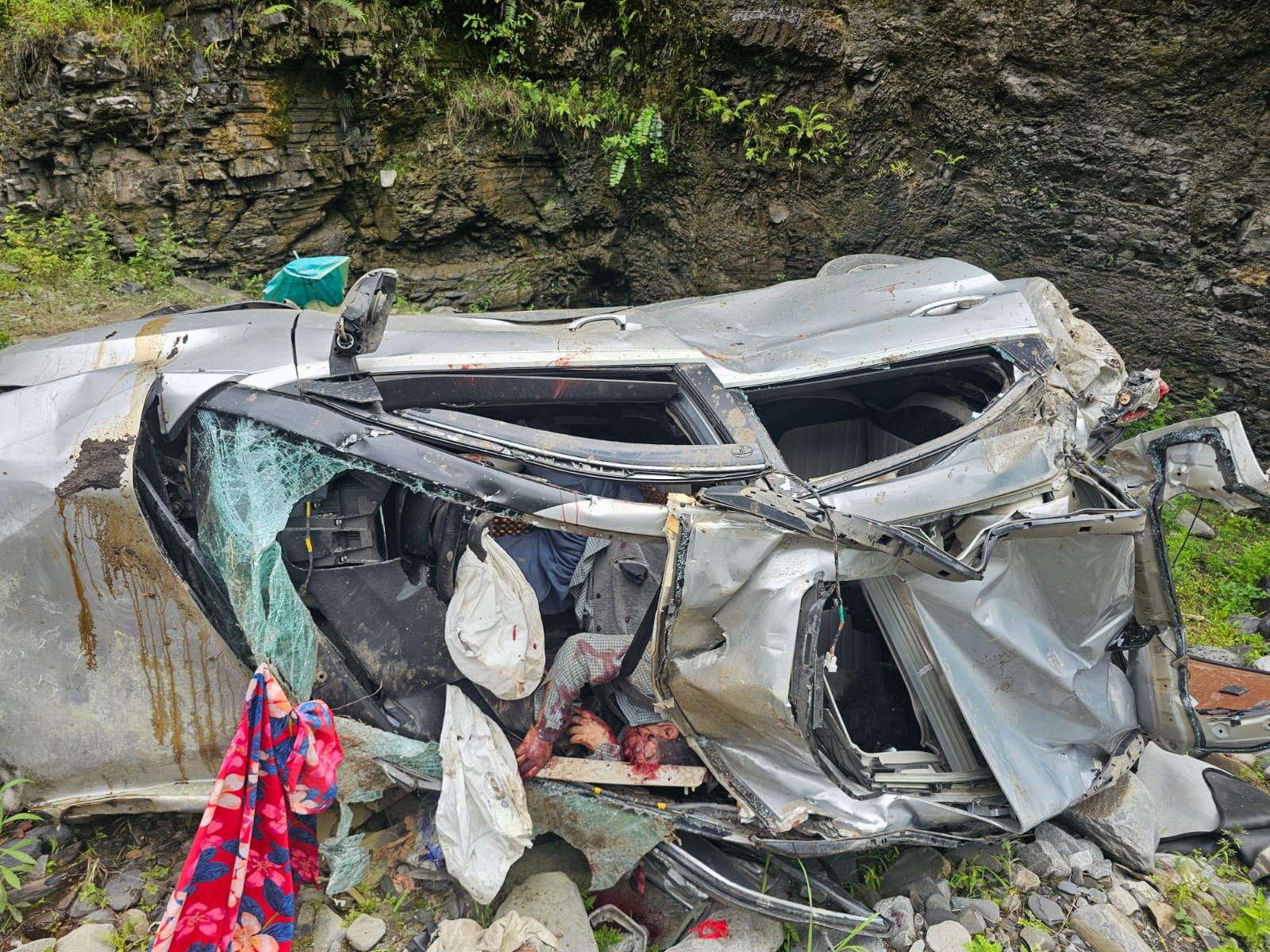 कुल्लू के आनी में पहाड़ी से गिरे बोल्डर की चपेट में आई कार, डॉक्टर और पत्नी की मौत