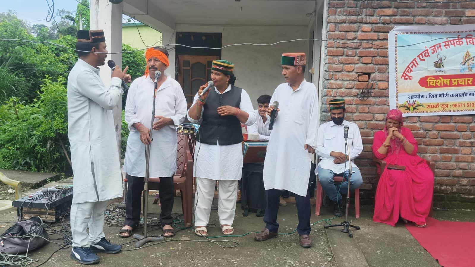 लोकगीतों और नुक्कड़ नाटकों से दी जनकल्याणकारी योजनाओं की जानकारी